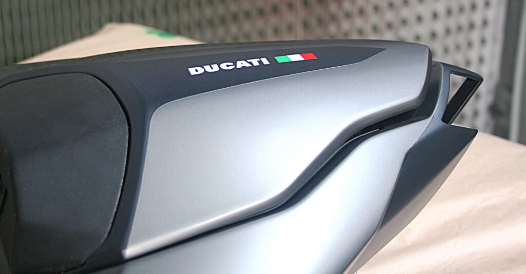 verniciatura parte posteriore ducati con modifica estetica.