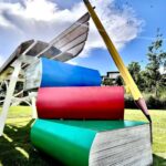 verniciatura scala di libri con matita